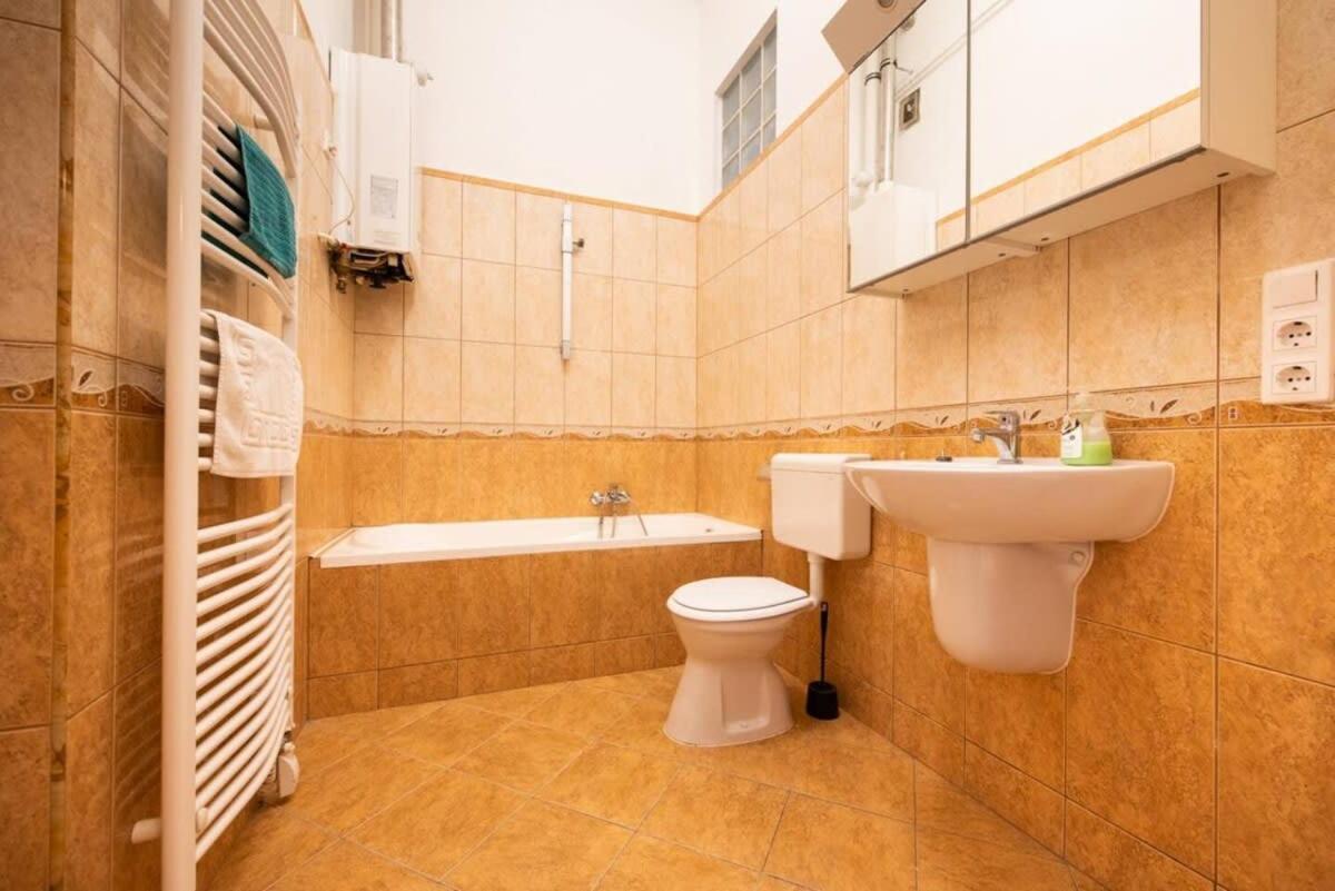 Very central convenient large AC place Budapest Exterior foto